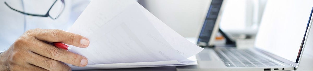 一個人手握一疊文件的特寫