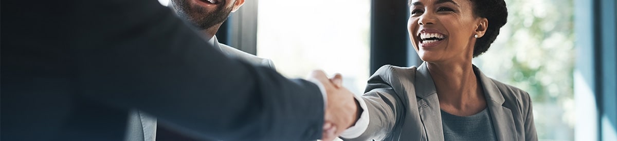 一名商人與一名女姓商人握手