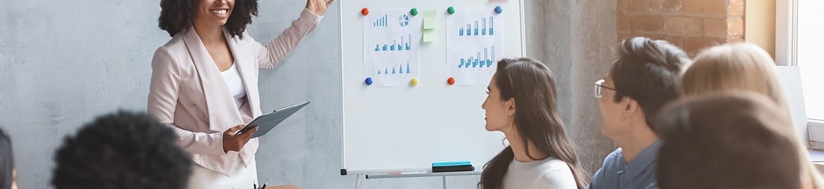 在商務會議中演講的女性