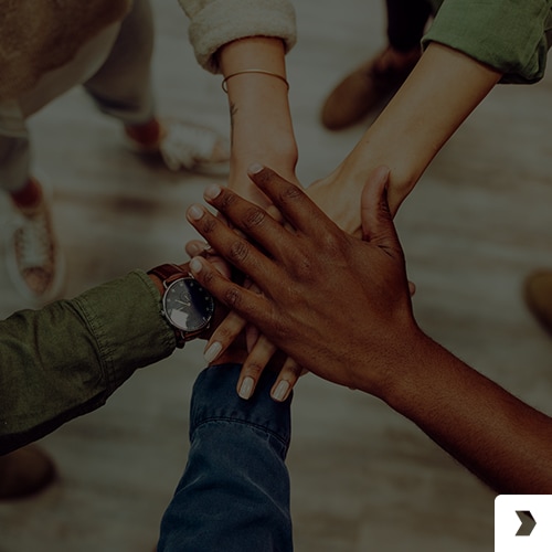 一群人牽手，營造出團結和連結的感覺